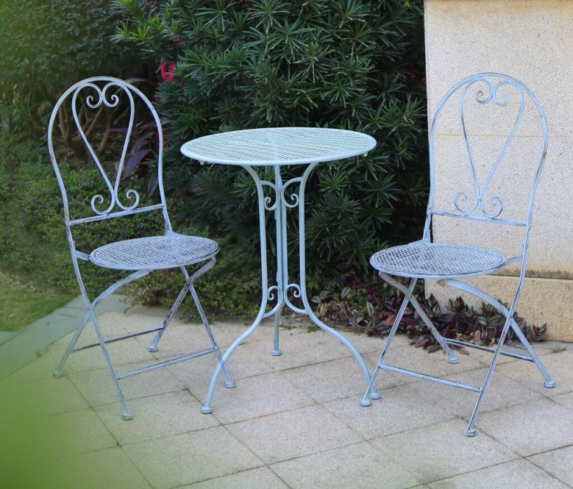 caring-for-metal-garden-furniture-glamhaus